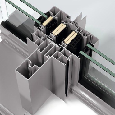 Julkisivuun ERC 50 integroitu Schücon auringonsuoja CTB